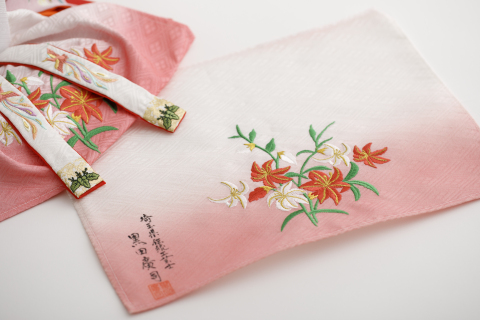 裳袴にはお揃いのお花の刺繍をお入れします 裳袴にはお揃いのお花の刺繍をお入れします